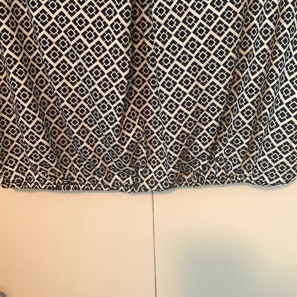 Max Studio Abstract Patterned Open Front Elastic Bottom Top Size Medium - Picture 3 of 6